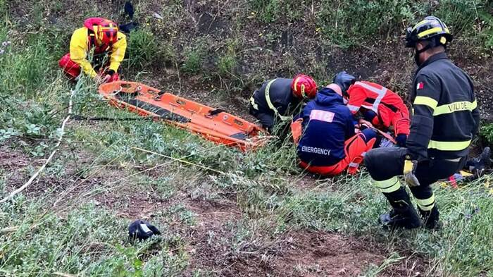 Ostia, ciclista precipita in un fosso: salvato dai pompieri