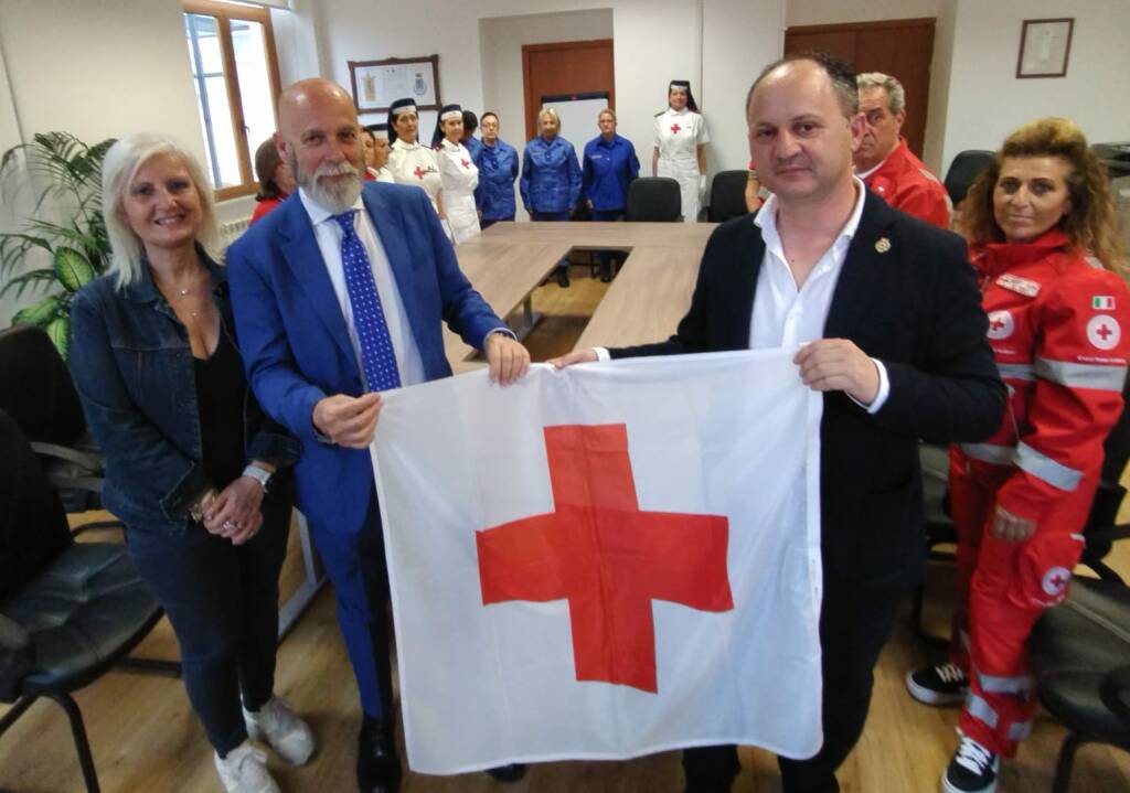 Civitavecchia, consegnata al sindaco Tedesco la bandiera della Croce Rossa
