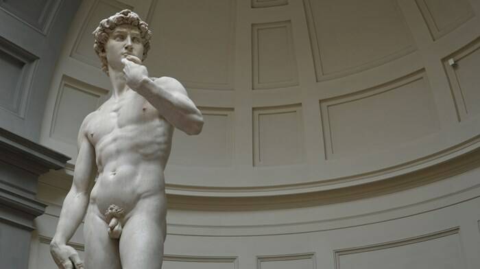 Il David di Michelangelo fa scandalo (di nuovo) perché nudo: l’opera censurata in Scozia