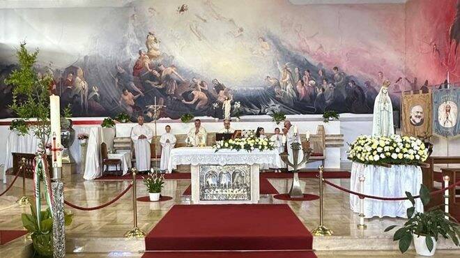 Aranova in festa per la Madonna di Fatima, mons. Ruzza: “Lavoriamo per la pace”