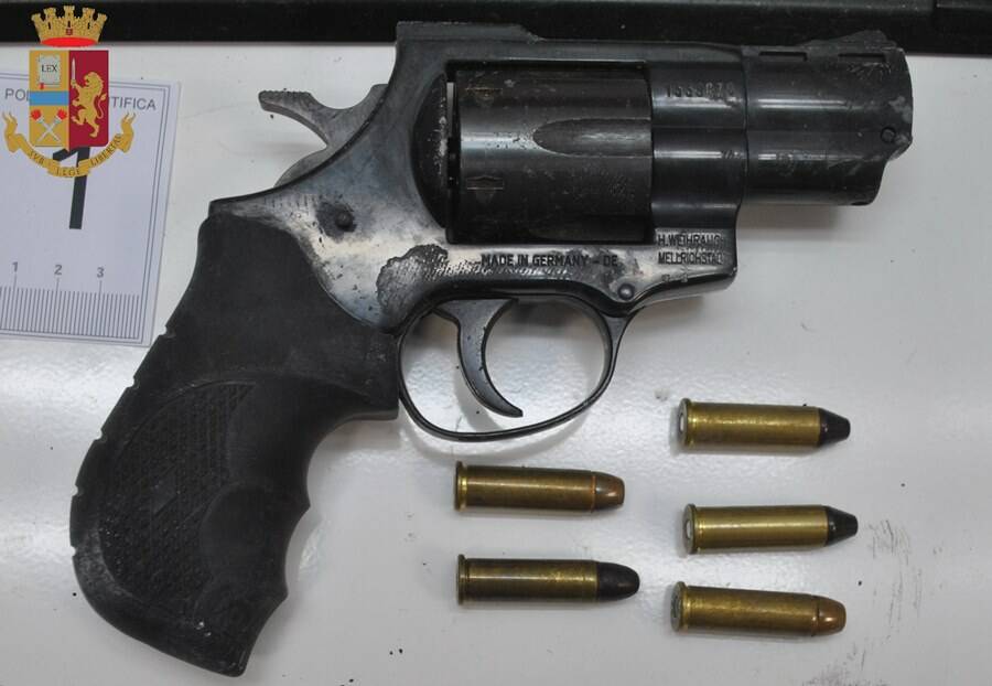 Anzio, sotto il letto nasconde 2 chili di hashish e un revolver rubato: arrestato 28enne