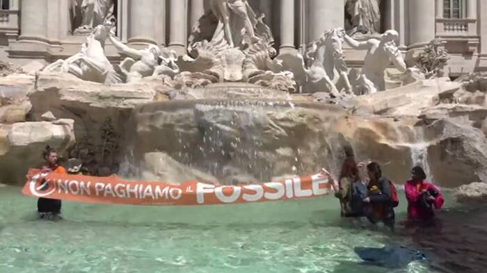 Roma, gli eco-teppisti colpiscono ancora: carbone vegetale nella Fontana di Trevi