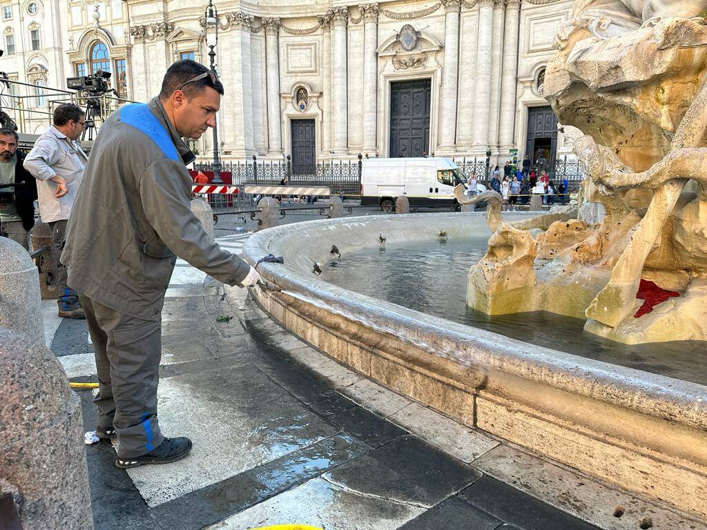Blitz degli ambientalisti a piazza Navona: liquido nero nella fontana del Bernini