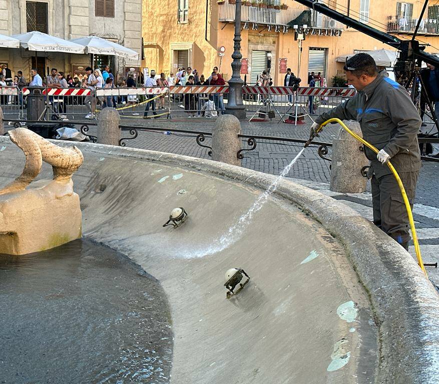 Blitz degli ambientalisti a piazza Navona: liquido nero nella fontana del Bernini
