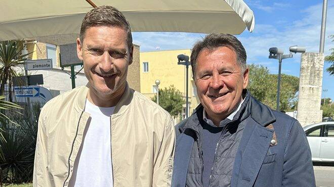 Francesco Totti tra Sabaudia e San Felice Circeo: è il nuovo testimonial della Volkswagen