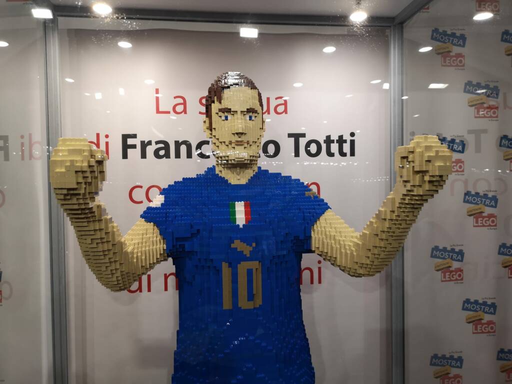Un'opera degna della sua grandezza: al The Wow presentata la statua in mattoncini Lego di Francesco Totti
