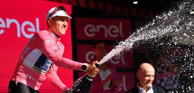 Giro d’Italia 2023, Evenepoel vince la prima tappa. Ganna è secondo