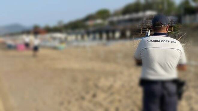 Cadavere in spiaggia a Passoscuro, mistero sul ritrovamento del corpo di una donna