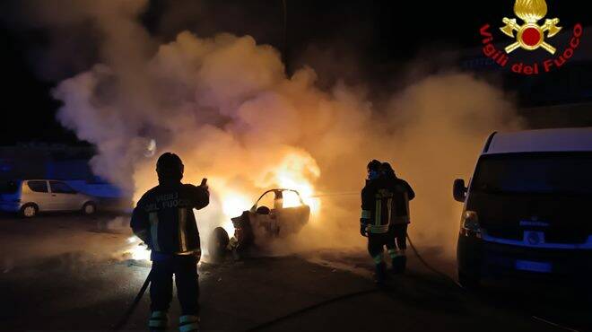 Incendio a Ladispoli: Jaguar in fiamme in via Aldo Moro