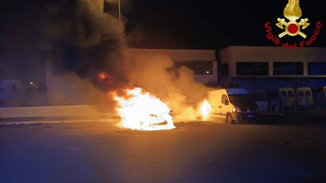 Incendio a Ladispoli: Jaguar in fiamme in via Aldo Moro