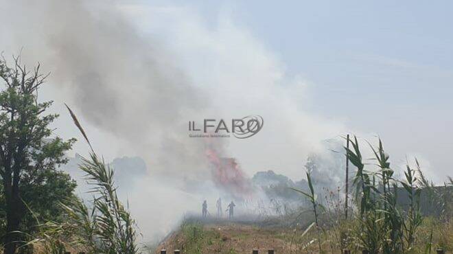 Maxi incendio a Isola Sacra: campo in fiamme a via Coni Zugna