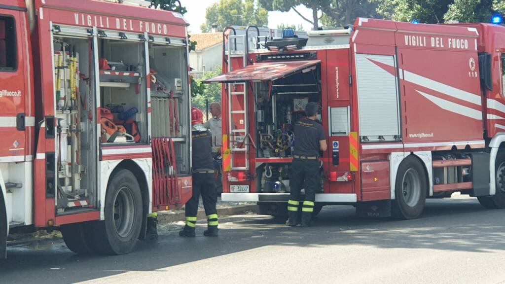 Maxi incendio a Isola Sacra: campo in fiamme a via Coni Zugna