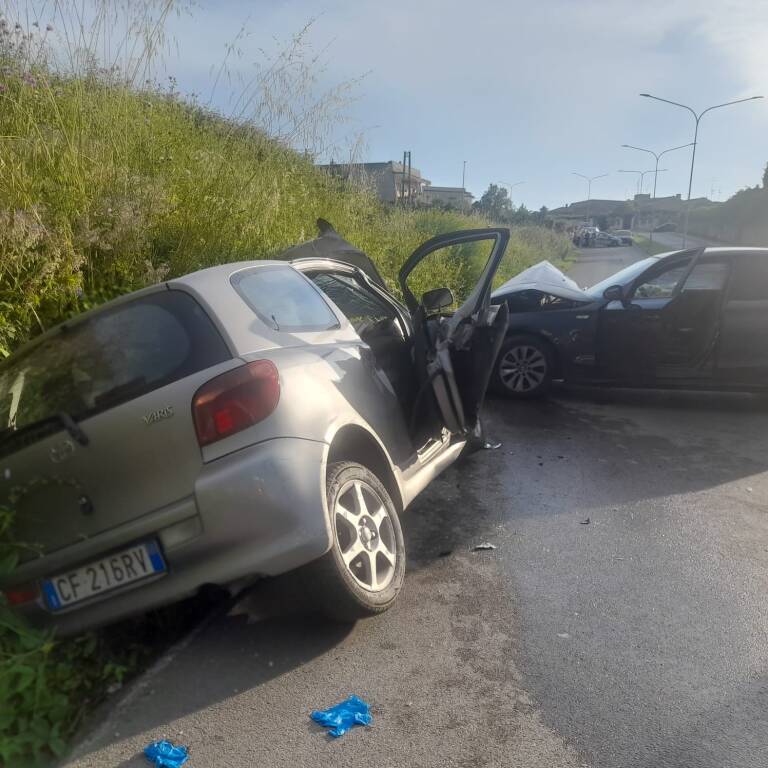 Ardea, schianto su viale Nuova Florida: feriti 2 bambini