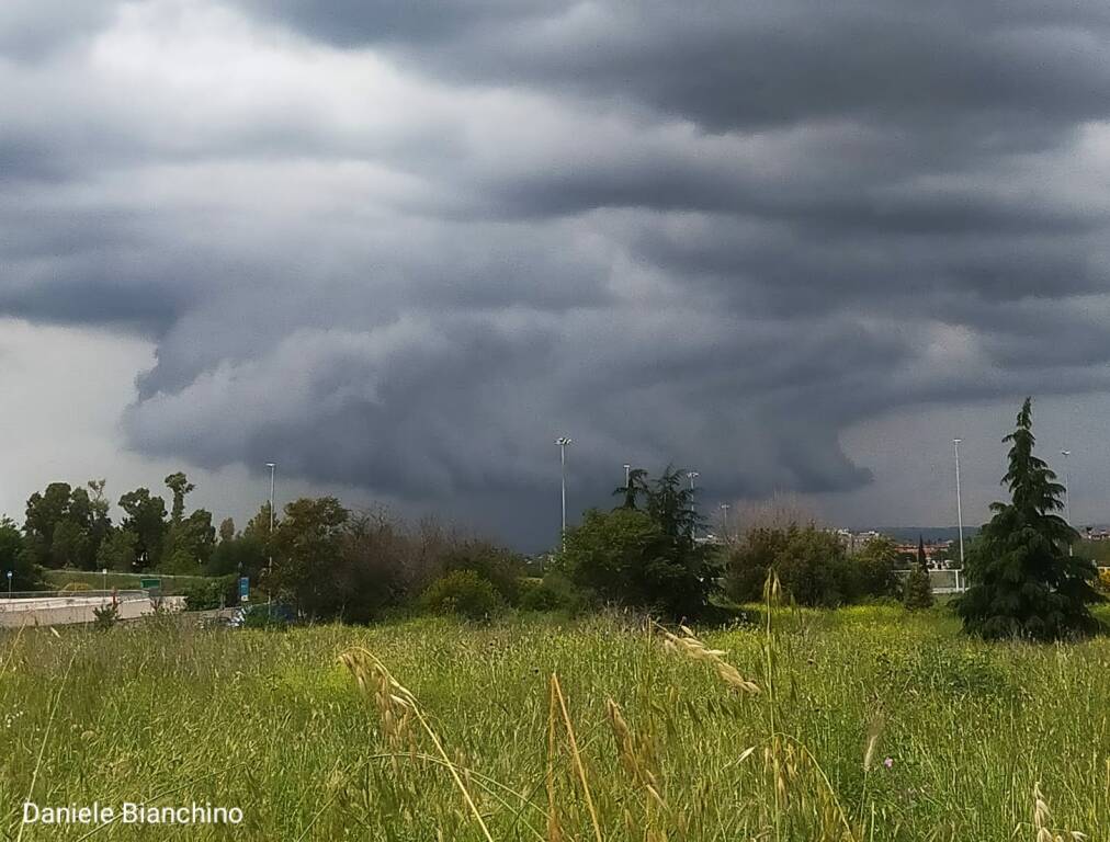 Roma tra pioggia e temporali: il magnifico scatto delle nubi nere sulla Capitale