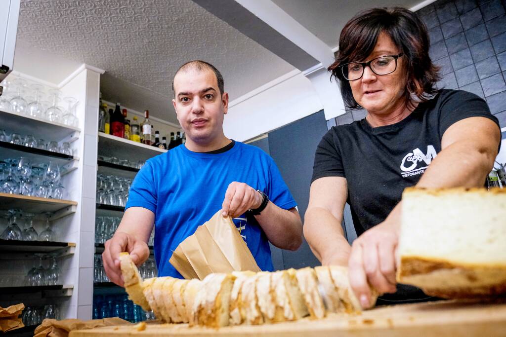 Ostia. La rivincita di Fabio: “Io, più forte dell’autismo, imparo a fare il cameriere”