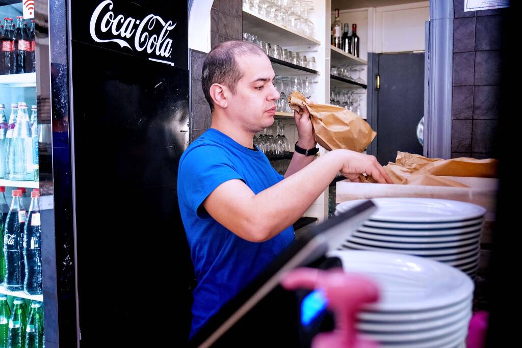 Ostia. La rivincita di Fabio: “Io, più forte dell’autismo, imparo a fare il cameriere”