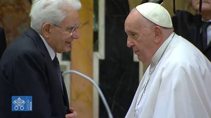Papa Francesco premia Mattarella: “Testimone coerente di servizio e responsabilità”