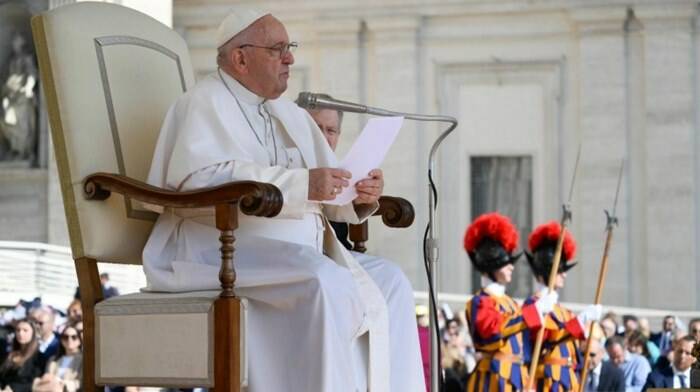 Il Papa: “La Chiesa cattolica? Non un’universalità che omologa ma che si incultura”