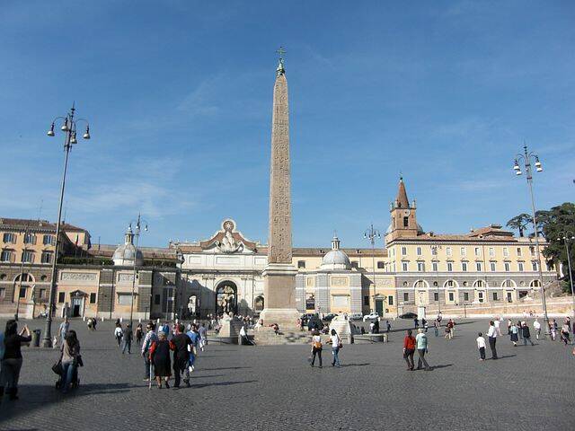 “Basta animali nei circhi”: imbrattata la Fontana dei Leoni in piazza del Popolo