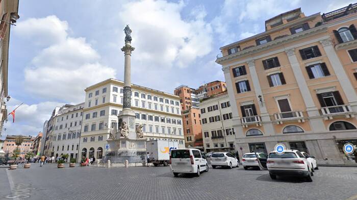 Roma, via taxi e auto da piazza di Spagna: il Campidoglio allarga la zona pedonale