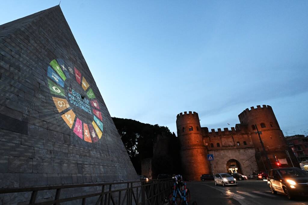 Roma. Piramide Cestia illuminata con i simboli degli obiettivi di sviluppo sostenibile