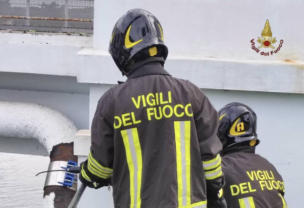 Latina, in fiamme una palazzina di 9 piani: evacuati i residenti