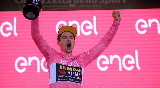 Giro d’Italia, Roglic è la nuova maglia rosa. Domani ultima tappa a Roma e Ostia