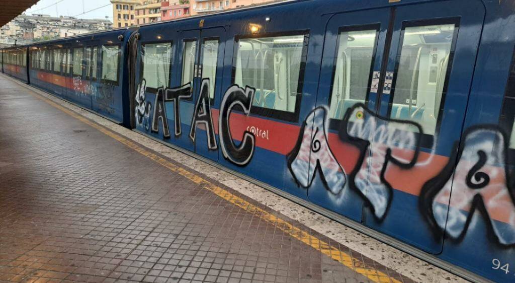 Vandali contro la Roma-Lido: imbrattato nella notte un treno appena revisionato