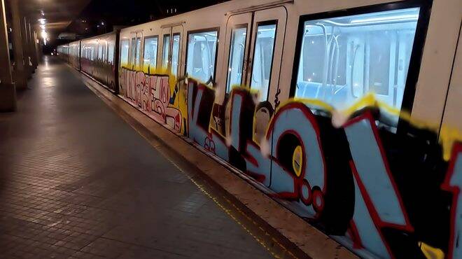 Roma-Lido, banda di writers blocca e imbratta di nuovo un treno