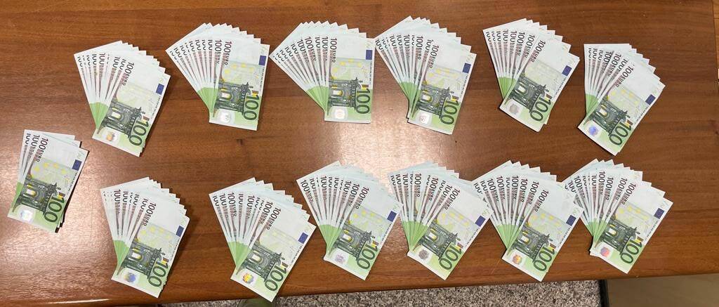 Fiumicino, pronto a salire su un aereo con 12.400 euro in banconote false: arrestato