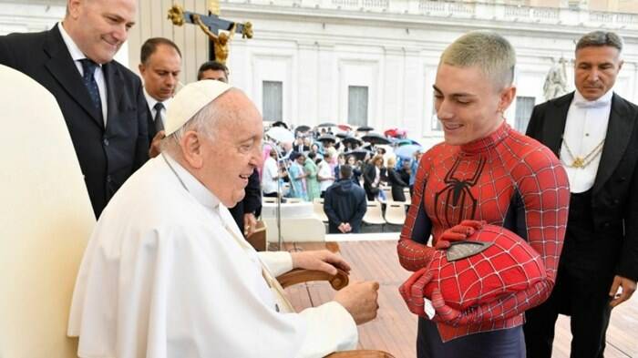 Spiderman in piazza San Pietro: stretta di mano tra il Papa e il supereroe