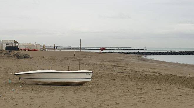 Estate 2023, pioggia e vento a Fiumicino: partenza fiacca per la stagione balneare