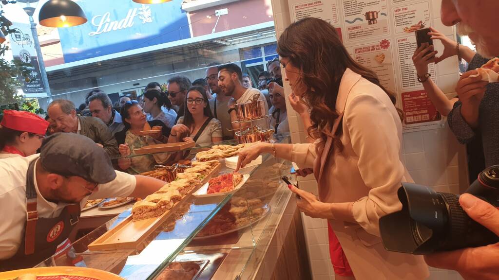 Apre al pubblico Mammamì Street Food &#038; Pizza: al Centro Da Vinci arrivano i migliori sapori italiani&#8230;e non solo