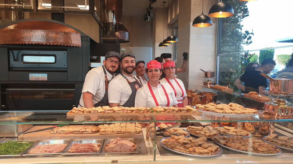 Apre al pubblico Mammamì Street Food & Pizza: al Centro Da Vinci arrivano i migliori sapori italiani...e non solo