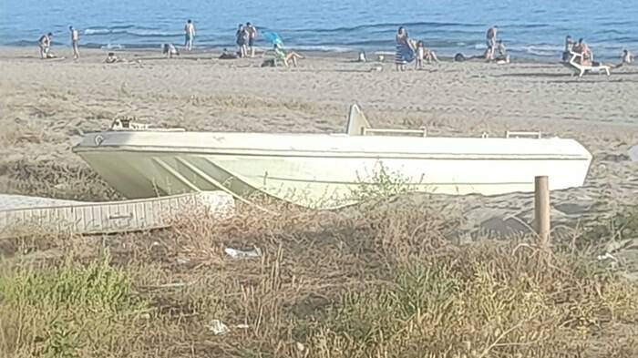 Ardea, relitti di barche “parcheggiati” e materassi abbandonati in spiaggia: cittadini infuriati