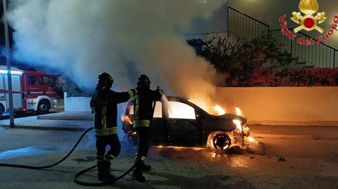 Incendio a Santa Severa: auto in fiamme in via Zara