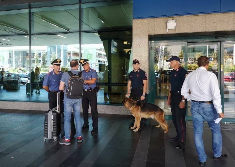 Fiumicino, furti di cosmetici al duty-free dell’aeroporto: passeggeri vanitosi in manette