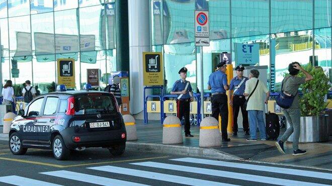 Fiumicino, turisti “vanitosi” rubano profumi al duty free dell’aeroporto: denunciati