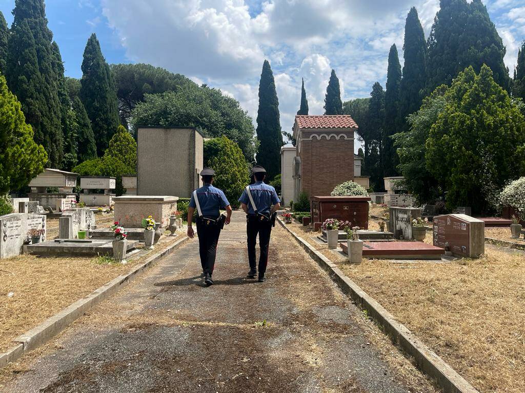 Verano, il vandalo delle tombe colpisce ancora