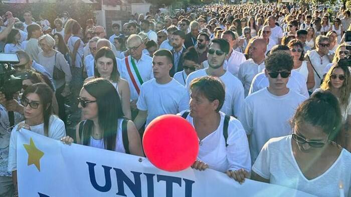 “Uniti per Manuel”: in migliaia a Casal Palocco ricordano il piccolo morto nell’incidente