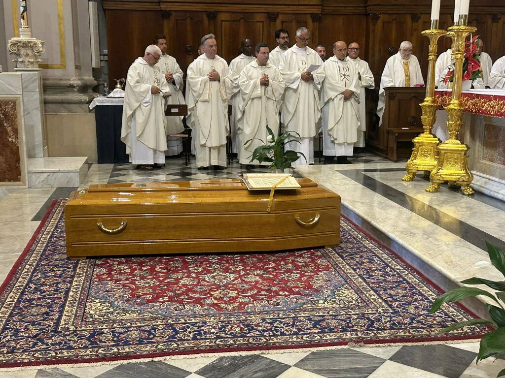 Civitavecchia, lacrime e preghiere: in cattedrale l’ultimo saluto a mons. Marrucci