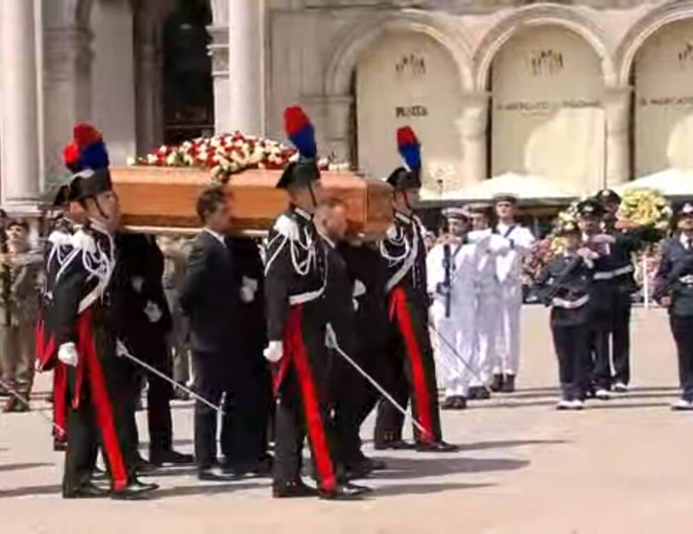 Lo Stato si ferma per Berlusconi: nel Duomo di Milano i funerali del cavaliere – LA DIRETTA