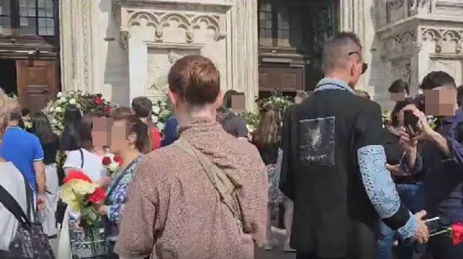 “Voglio un souvenir del funerale”: in piazza Duomo assalto alle corone di fiori per Berlusconi
