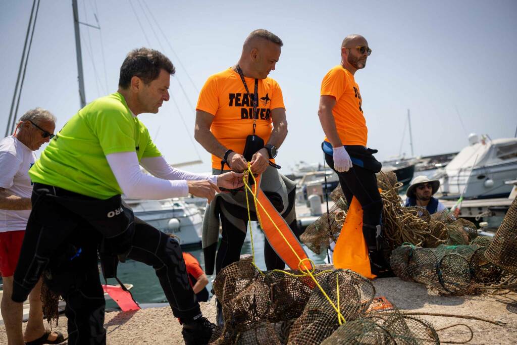 Reti da pesca, nasse e troppa plastica: Greenpeace ripulisce i fondali del Circeo