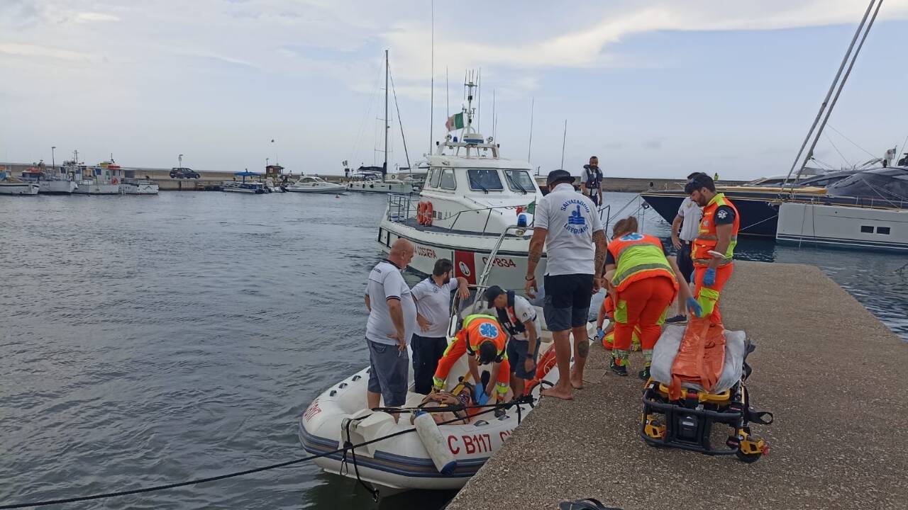 Circeo, resta bloccato sugli scogli: interviene al Guardia Costiera