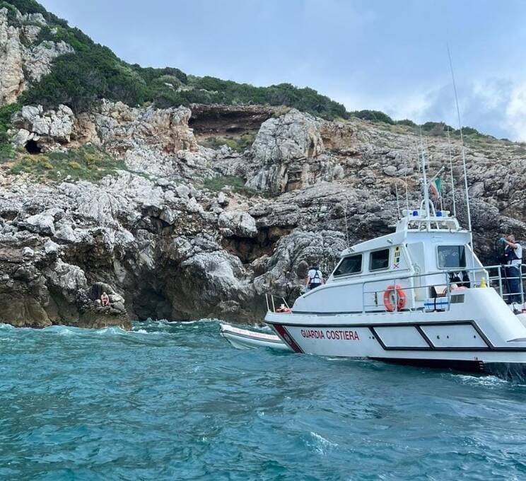 Circeo, resta bloccato sugli scogli: interviene al Guardia Costiera