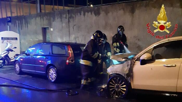 Le fiamme divampano nel cofano dell’auto: notte di paura a Civitavecchia