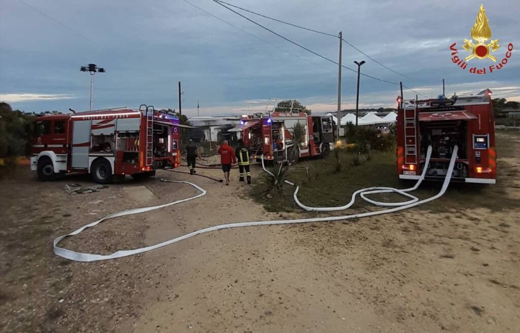 Alba di fuoco a Civitavecchia: le fiamme distruggono un ristorante sulla spiaggia