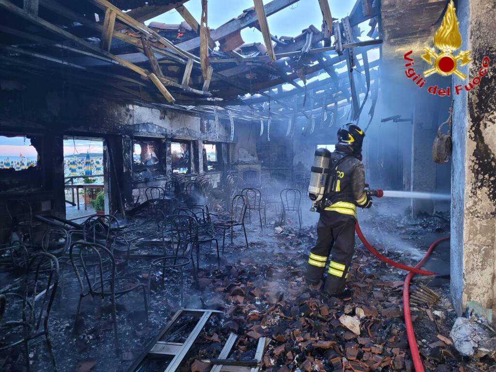 Alba di fuoco a Civitavecchia: le fiamme distruggono un ristorante sulla spiaggia