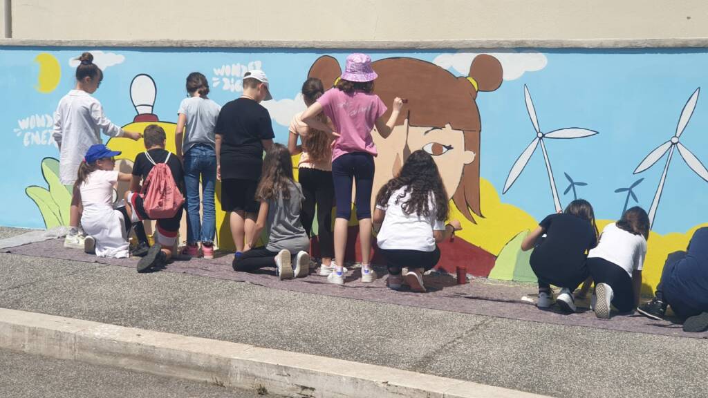Un murale anti-smog a Fiumicino: l’opera degli alunni del progetto “A scuola per il pianeta”